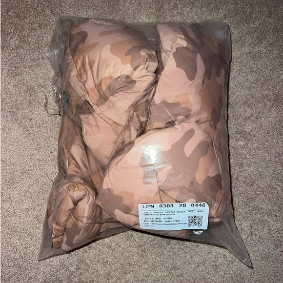 New Fabletics Wander Cropped Puffer Camo size M - Picture 3 of 11